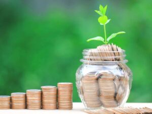 monete e vaso trasparente con monete color oro