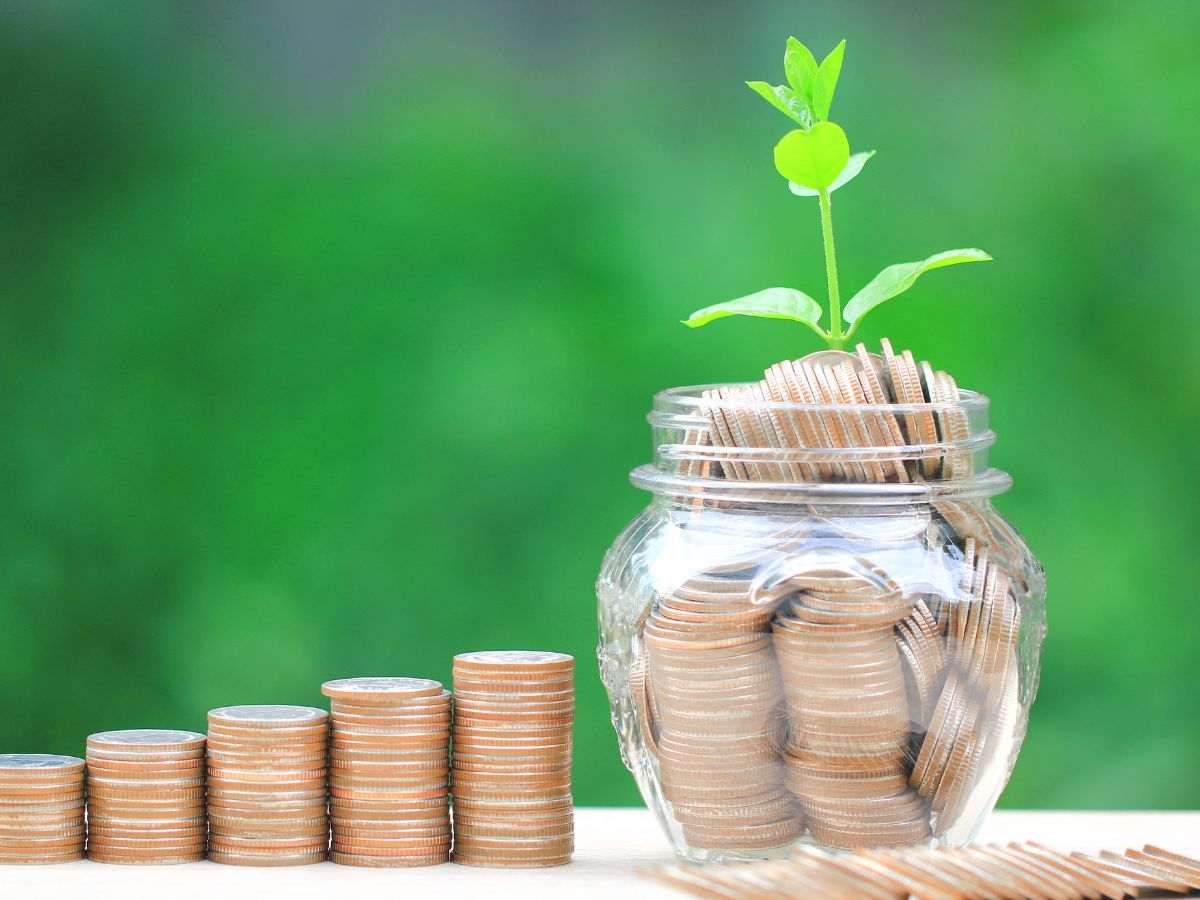 monete e vaso trasparente con monete color oro