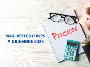 calcolatrice, occhiali e quaderno