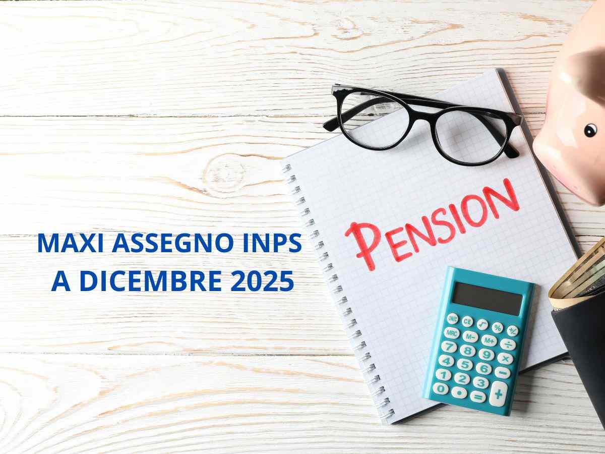 calcolatrice, occhiali e quaderno