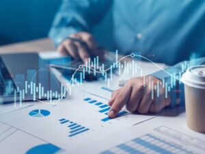 uomo che fa calcoli finanziari