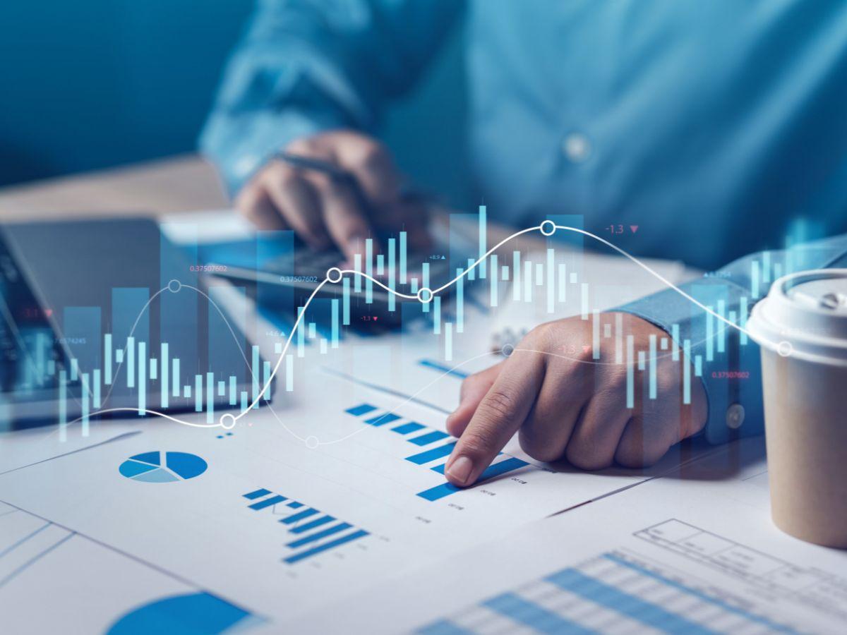 uomo che fa calcoli finanziari