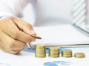 Uomo che conta le monete