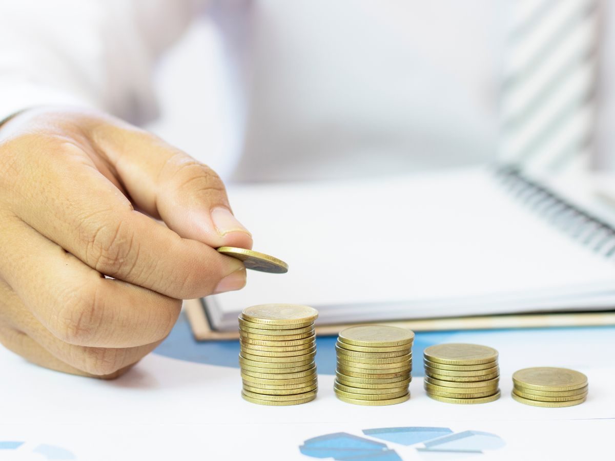 Uomo che conta le monete