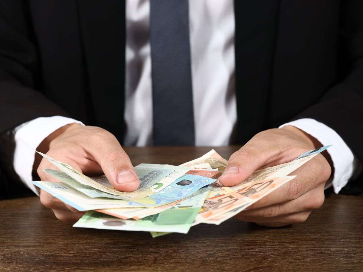 Uomo con soldi in euro