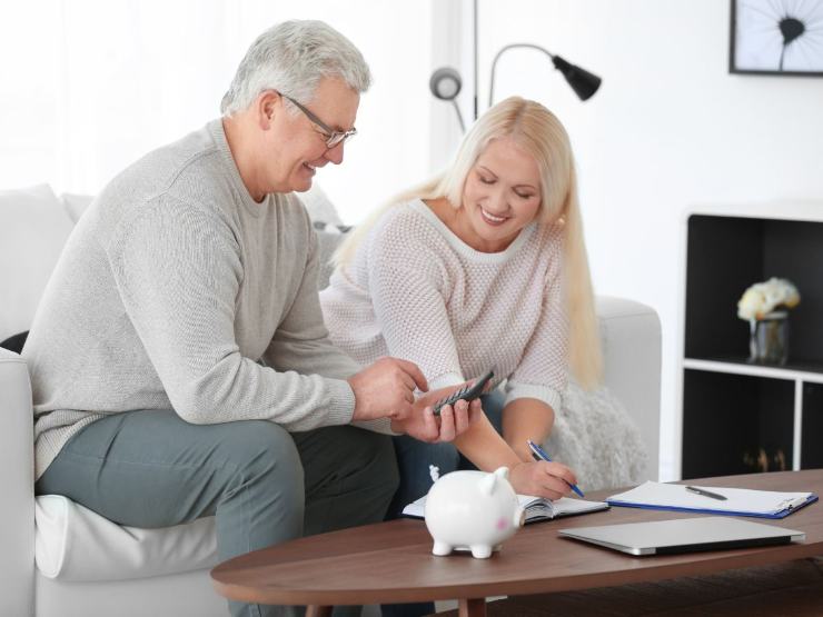 pensionati che fanno calcoli